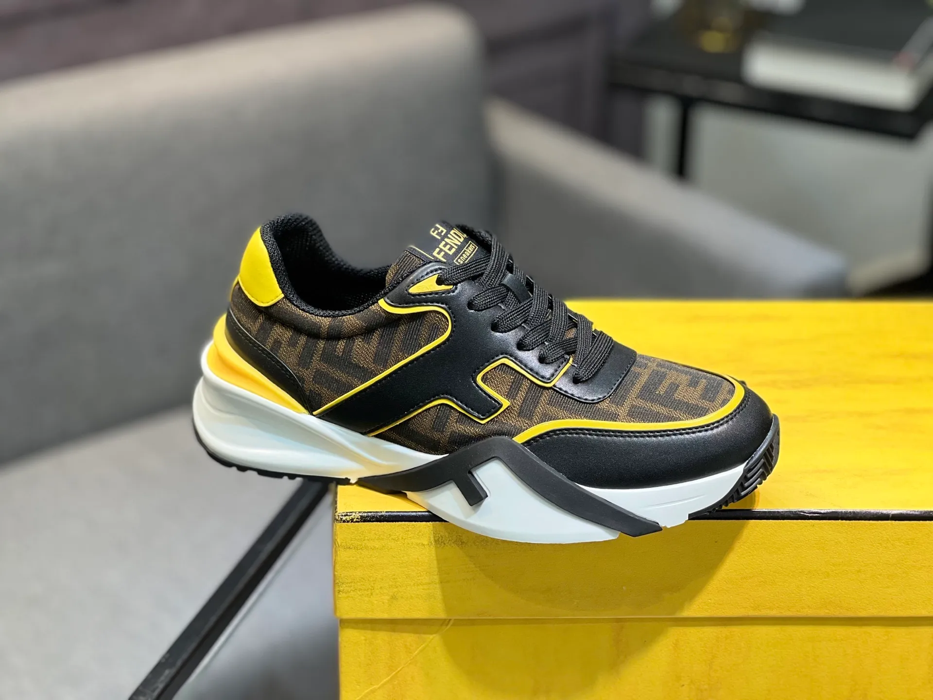 Men's shoes 💰580 FENDI men's fashion casual shoes 👟Hot sale🔥Official website 1:1 replica ⬆️Original quality - Original leather - Original breathable mesh lining Original outsole 1:1 replica, code number 38-44 (45-46 customized)